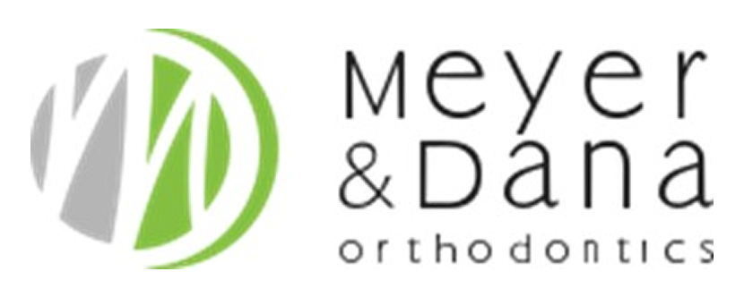 Logo of Mew & Dâ Orthodontics with green circular design.